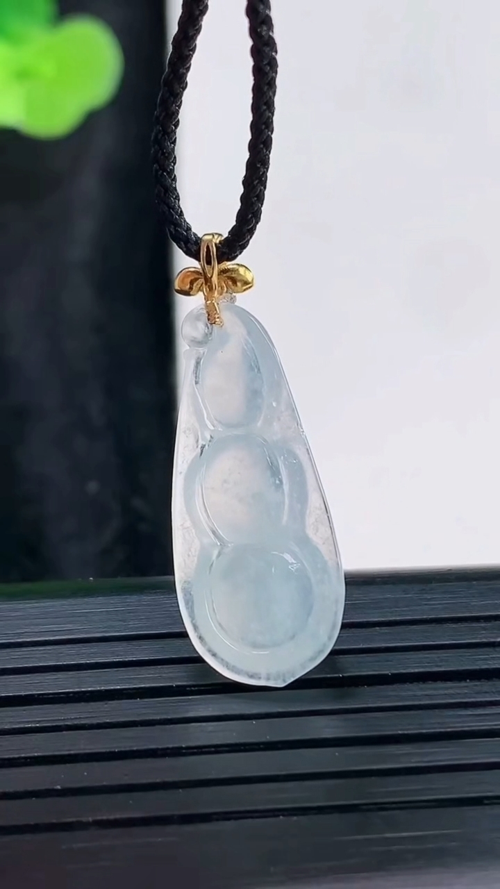 天然A货翡翠种白冰福豆吊坠，尺寸26-11-5重量:1.96g
3月30日