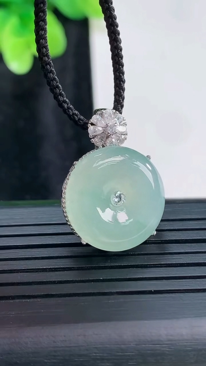 天然A货翡翠平安扣吊坠，尺寸23-17-7.6，裸石16重量:4.42g
3月30日