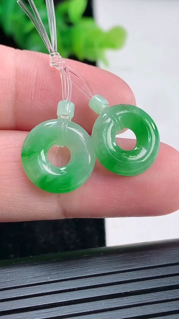 天然A货翡翠子母平安环吊坠一对，尺寸14-2.5重量:2.03g
3月30日