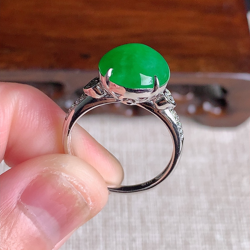 天然A货翡翠18K金伴钻镶嵌阳绿蛋面戒指 圈口17.4裸石
尺寸11.4-6.2mm 重量4.65g
