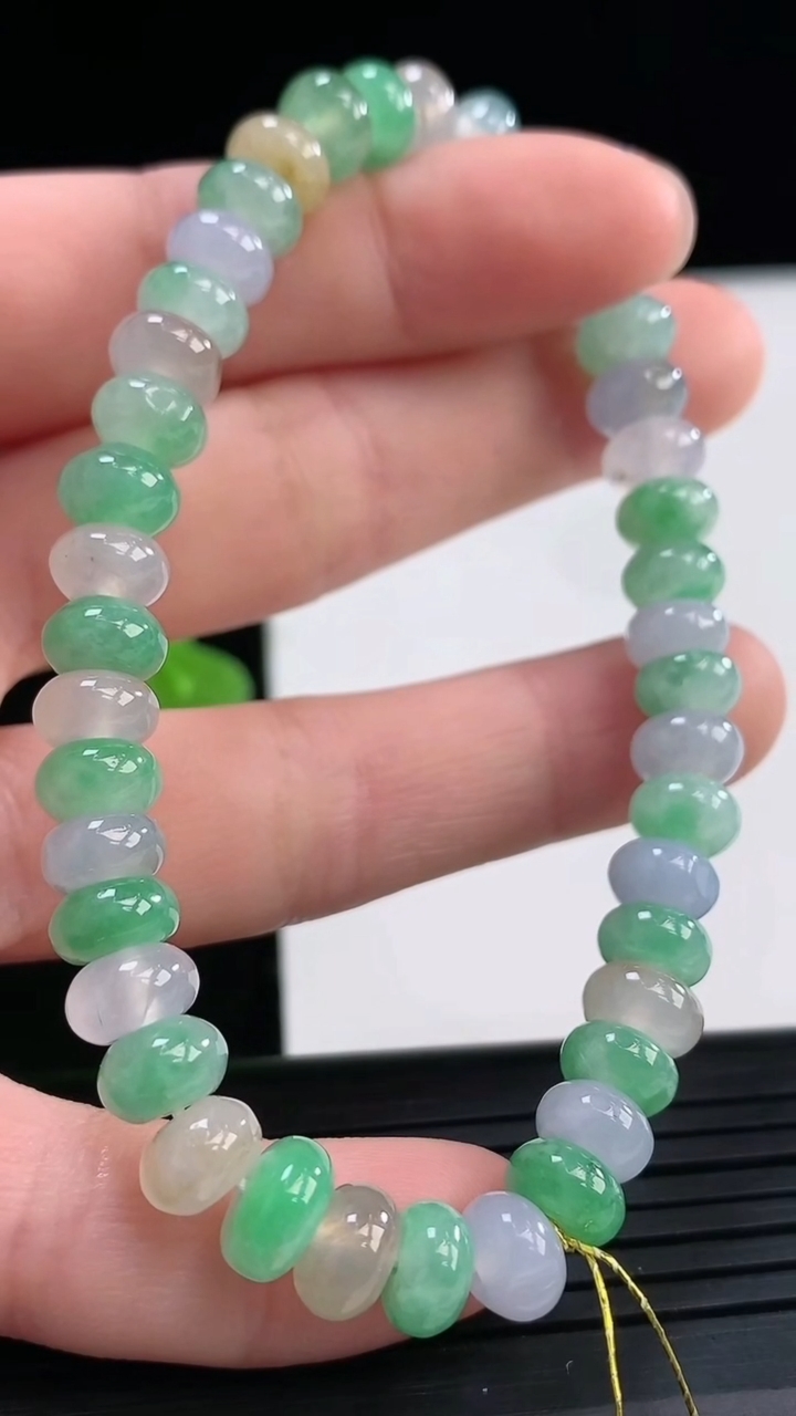 天然A货翡翠三彩算盘珠手串尺寸6.7-4.4-42颗重量:18.68g3月30日
工厂直销收藏佳品,