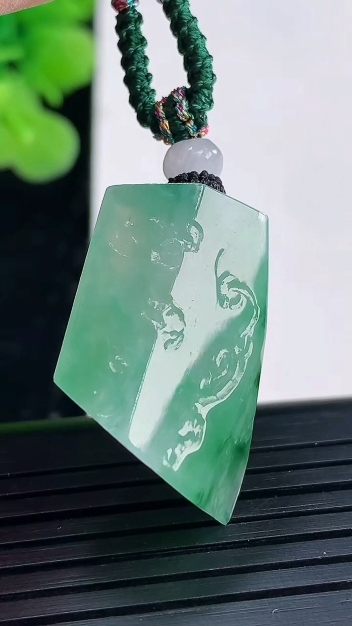 天然A货翡翠原石吊坠尺寸26.1-19.9-8.6重量:9.04g
3月30日