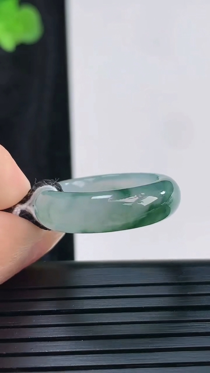 天然A货翡翠冰种飘花素面玉指环 戒指，尺寸17-6.2-4重量:4.16g2026年3月30日
工厂直销收藏佳品,种好水足，色泽均匀，有种有色，上手高大气！