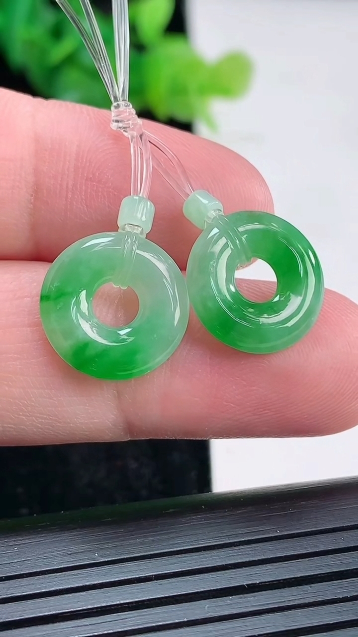 天然A货翡翠子母平安环吊坠一对，尺寸14-2.5重量:2.03g
3月30日