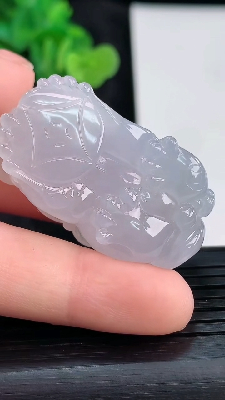 天然A货翡翠霸王貔貅吊坠，尺寸40.5-20-12重量:22.25g
3月30日