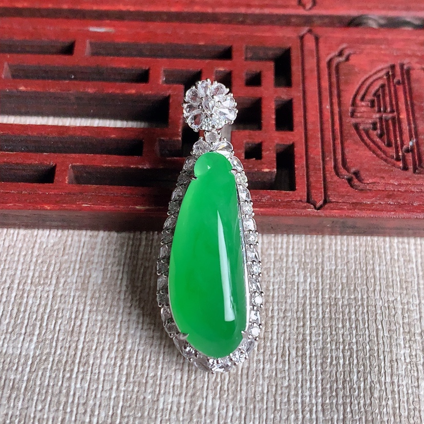 天然A货翡翠18K金伴钻镶嵌阳绿福瓜吊坠 
尺寸36.6-13-12裸石24.6-8.8mm 重量6.80g 0329