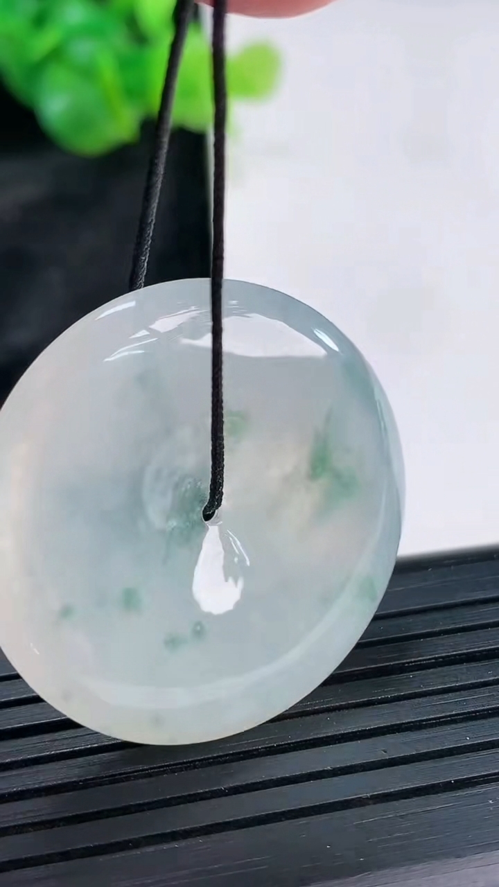 天然A货翡翠冰种飘花平安扣吊坠，尺寸32.5-6重量:12.77g
3月30日