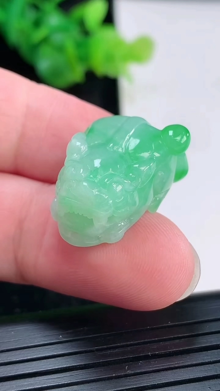 天然A货翡翠貔貅吊坠，尺寸24-15-12重量:8.89g
3月30日