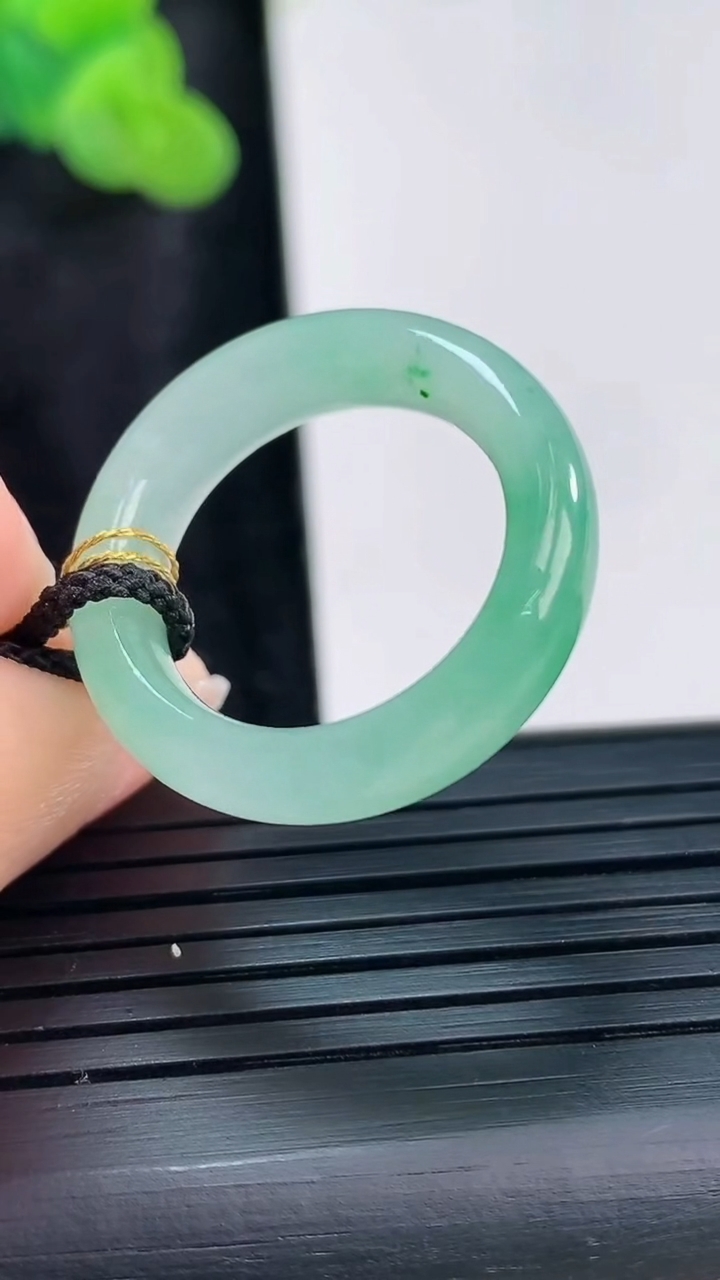 天然A货翡翠素面玉指环 戒指尺寸17.6-6-4重量:4.26g2026年3月30日
工厂直销收藏佳品,种好水足，色泽均匀，有种有色，上手高大气！