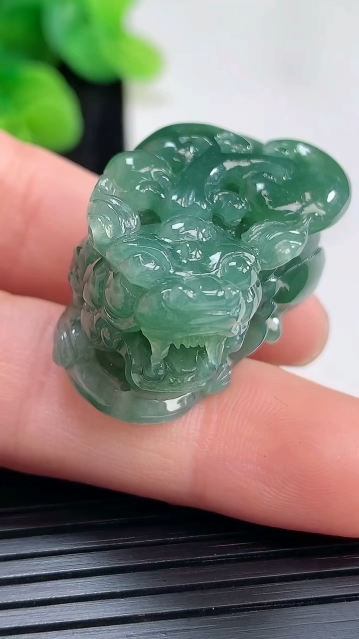 天然A货翡翠貔貅吊坠，尺寸30.5-19-16.5重量:20.83g
3月30日