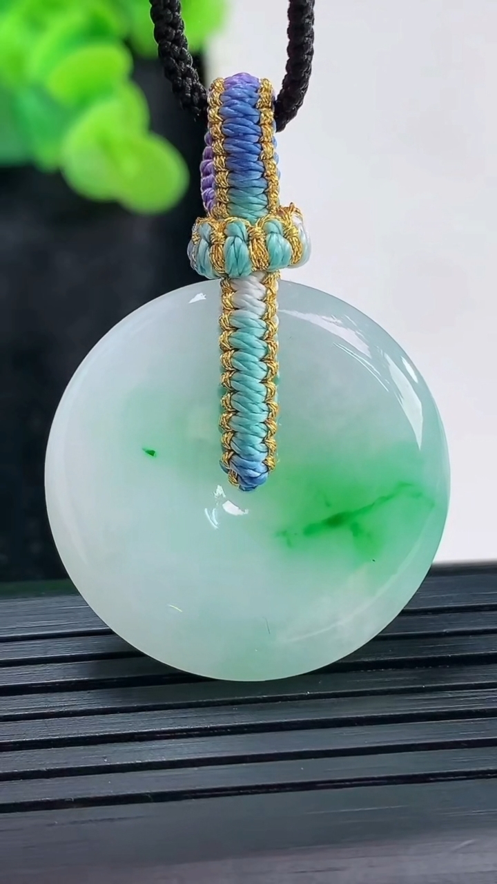 天然A货翡翠平安扣吊坠，尺寸29-6.2重量:11.32g
3月30日