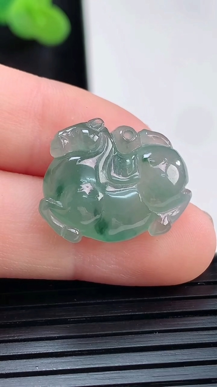 天然A货翡翠冰种飘花生肖马吊坠，尺寸16-21-7.2重量:3.85g
3月30日