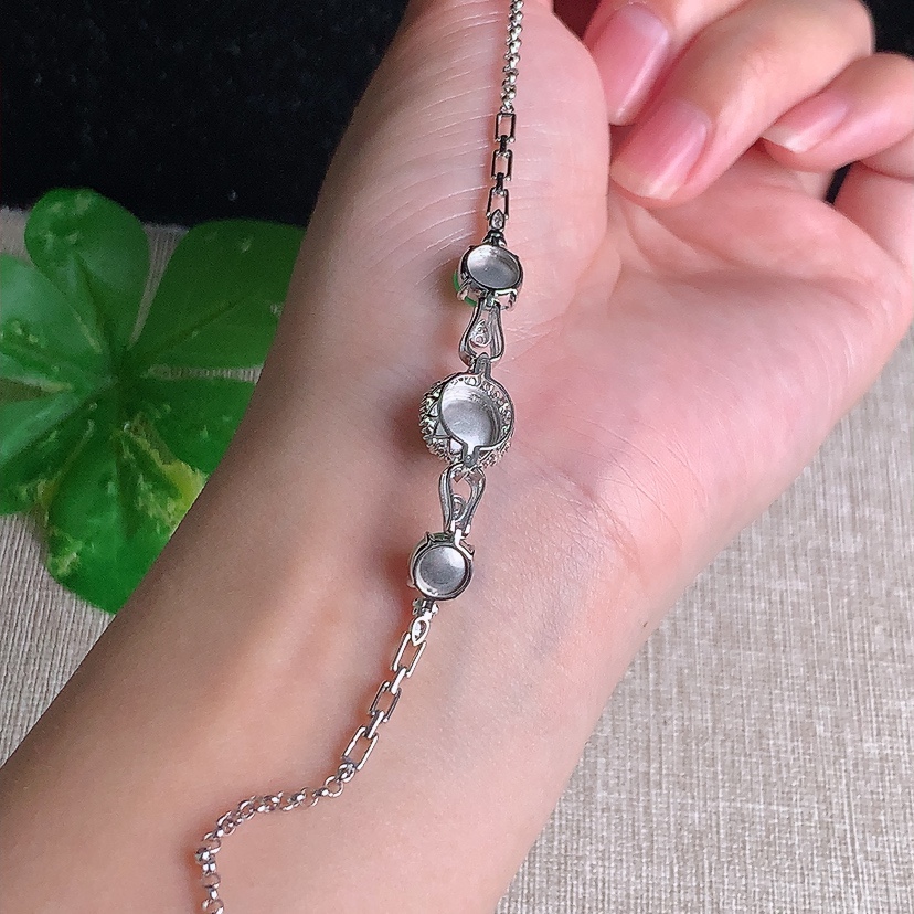 天然A货翡翠18K金伴钻镶嵌甜绿蛋面手链 
尺寸8-7.3-7mm 重量5.53g 0329