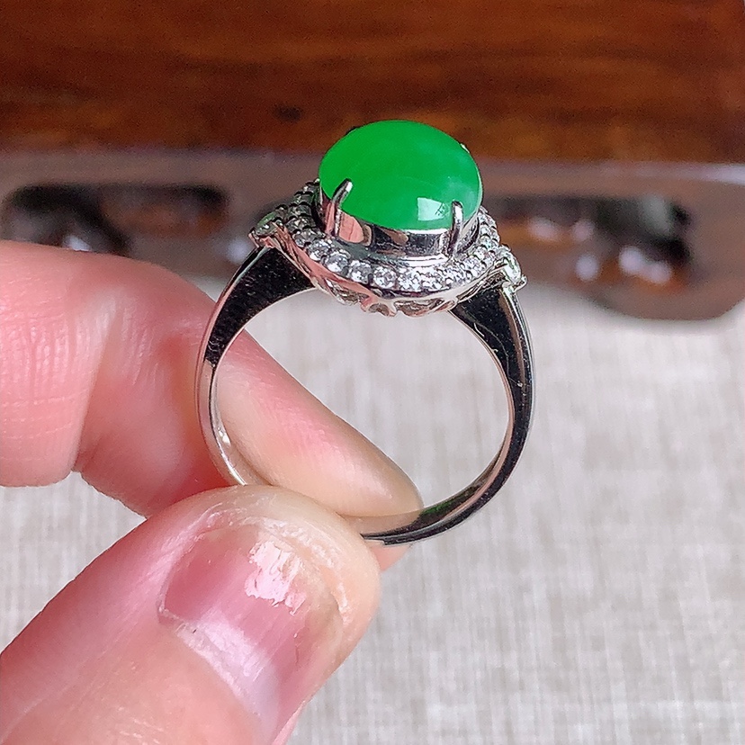 天然A货翡翠18K金伴钻镶嵌阳绿蛋面戒指 圈口17.5裸石
尺寸10-8.6mm 重量3.75g 0329