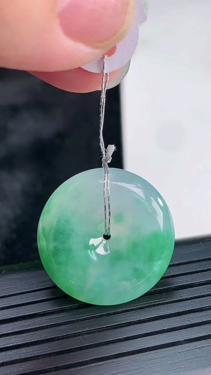 天然A货翡翠冰种飘花平安扣吊坠，尺寸23.5-5.8重量:6.53g
3月30日