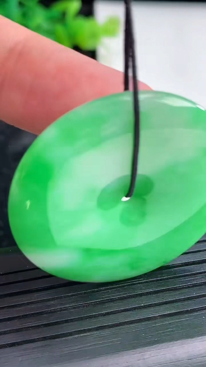 天然A货翡翠平安扣吊坠，尺寸39.5-5.8重量:19.10g
3月30日