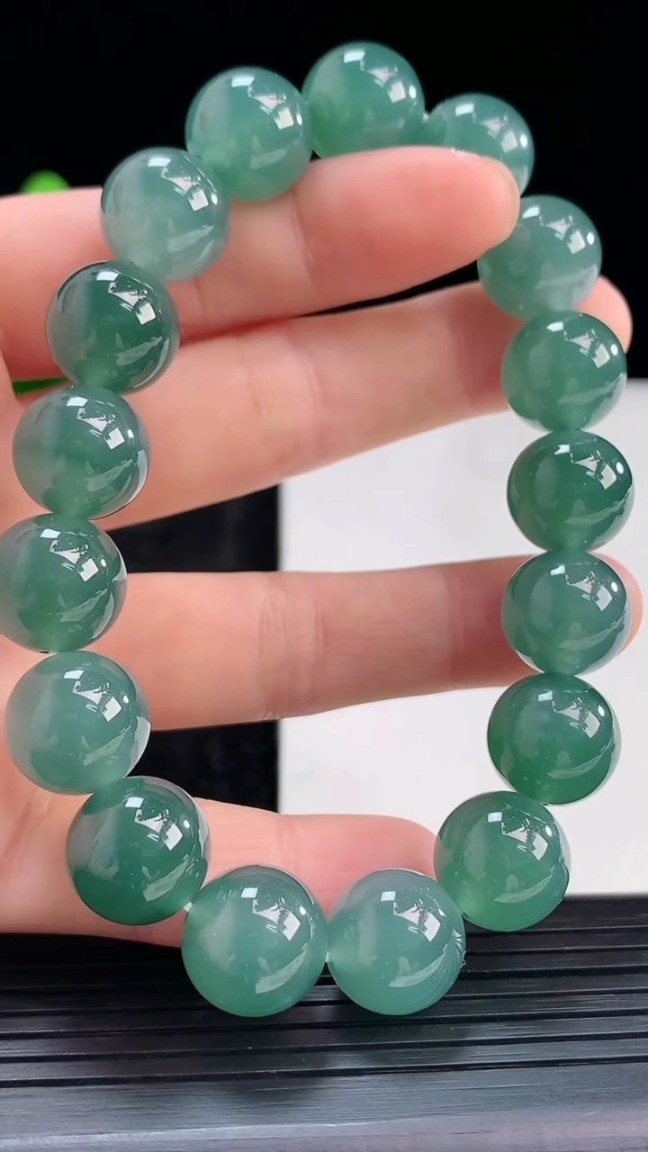 天然A货翡翠圆珠手串，尺寸12.5重量:54.91g3月30日
工厂直销收藏佳品,种好水足，色泽均匀，有种有色，上手高大气！