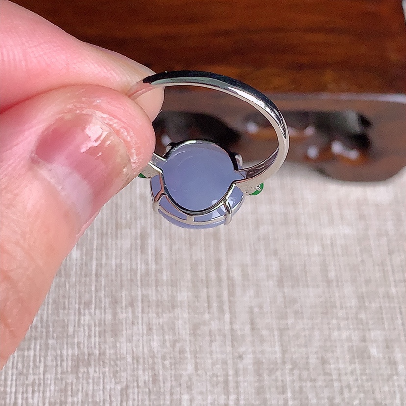 天然A货翡翠18K金镶嵌紫罗兰蛋面戒指 圈口17.4裸石
尺寸11mm 重量2.50g 0329