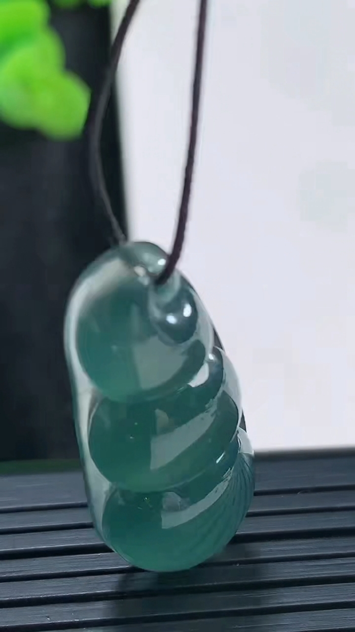 天然A货翡翠福豆吊坠，尺寸36-14.5-6.6重量:5.75g
3月30日