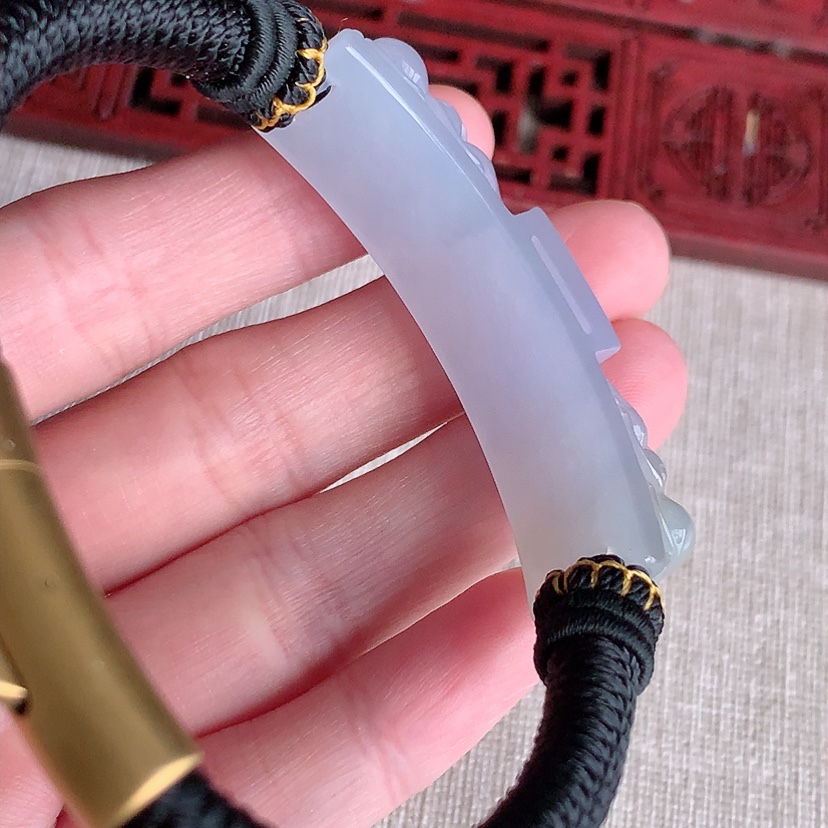 天然A货翡翠紫罗兰飘黄翡招财貔貅手牌 
尺寸52.2-12-11mm 重量30.48g 0329