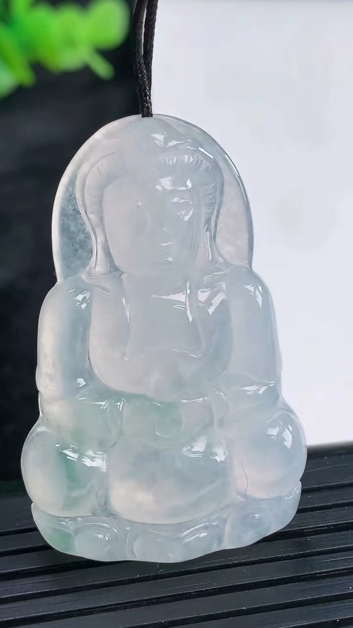 天然A货翡翠冰种飘花正装观音菩萨吊坠，尺寸42-27-5.5重量:11.68g
3月30日