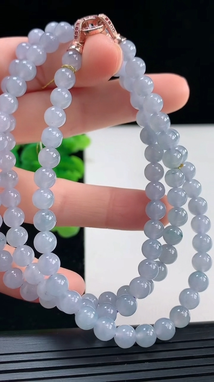 天然A货翡翠紫罗兰圆珠项链尺寸5.8-108颗重量:39.93g3月30日
工厂直销收藏佳品,种好水足，色泽均匀，有种有色，上手高大气！