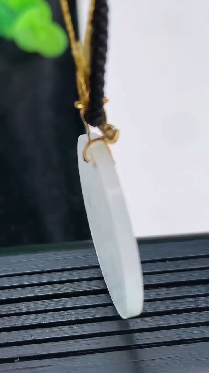 天然A货翡翠无事牌吊坠，尺寸25.6-2重量:3.76g
3月30日