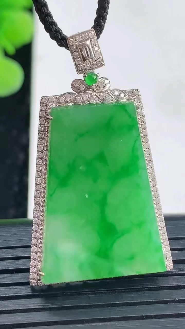 天然A货翡翠无事牌吊坠尺寸38.1-22.4-7裸石26-19.2重量:6.63g
3月31日