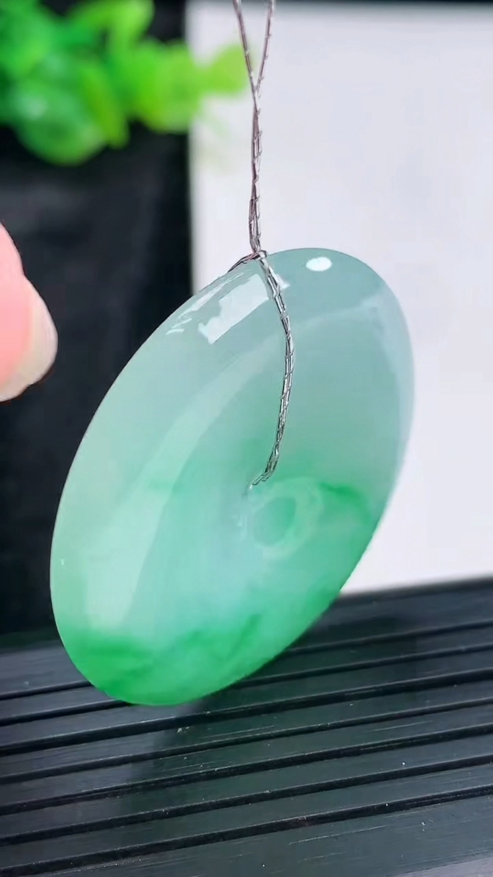 天然A货翡翠平安扣吊坠，尺寸35-6重量:14.71g
3月30日