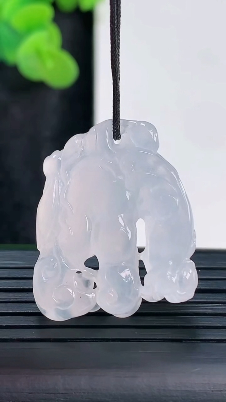 天然A货翡翠人参吊坠，尺寸28.5-24-8.8重量:10.00g
3月30日