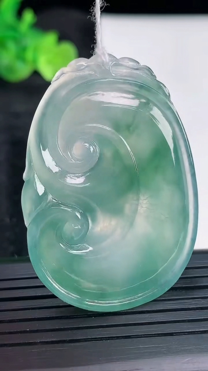 天然A货翡翠种飘花如意吊坠，尺寸47.5-33-5.5重量:16.77g
3月30日