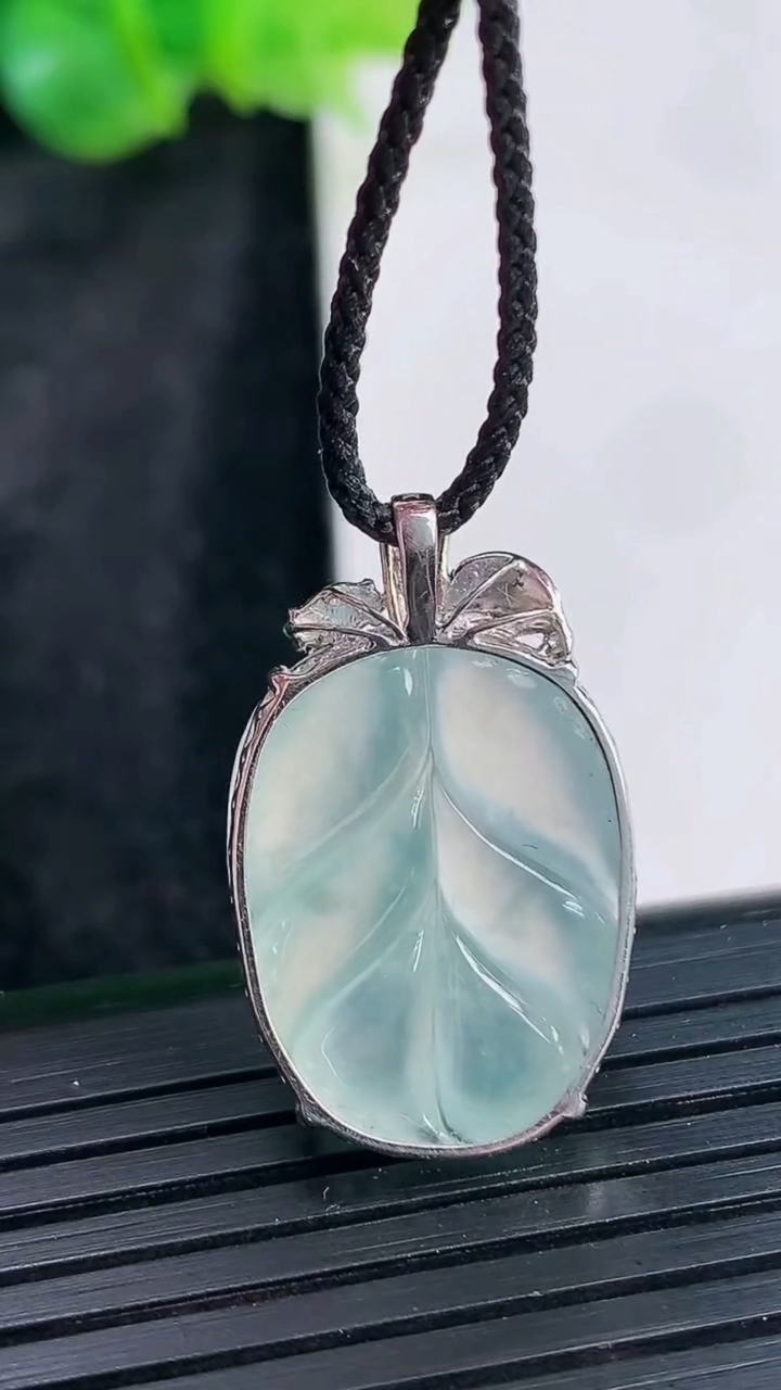 天然A货翡翠种飘花金枝玉叶 叶子吊坠，尺寸26-16-7，裸石21-16重量:3.92g
3月30日