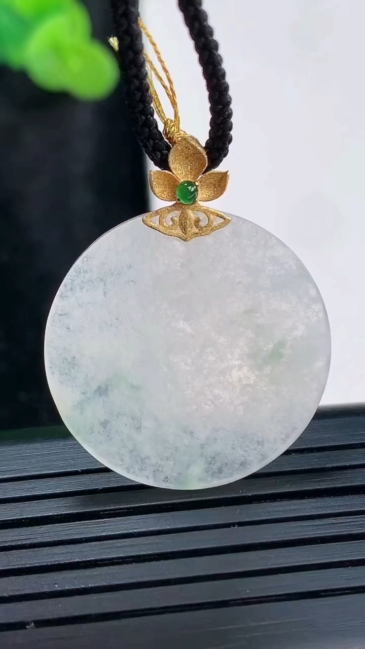 天然A货翡翠无事牌吊坠，尺寸25.6-2重量:3.76g
3月30日