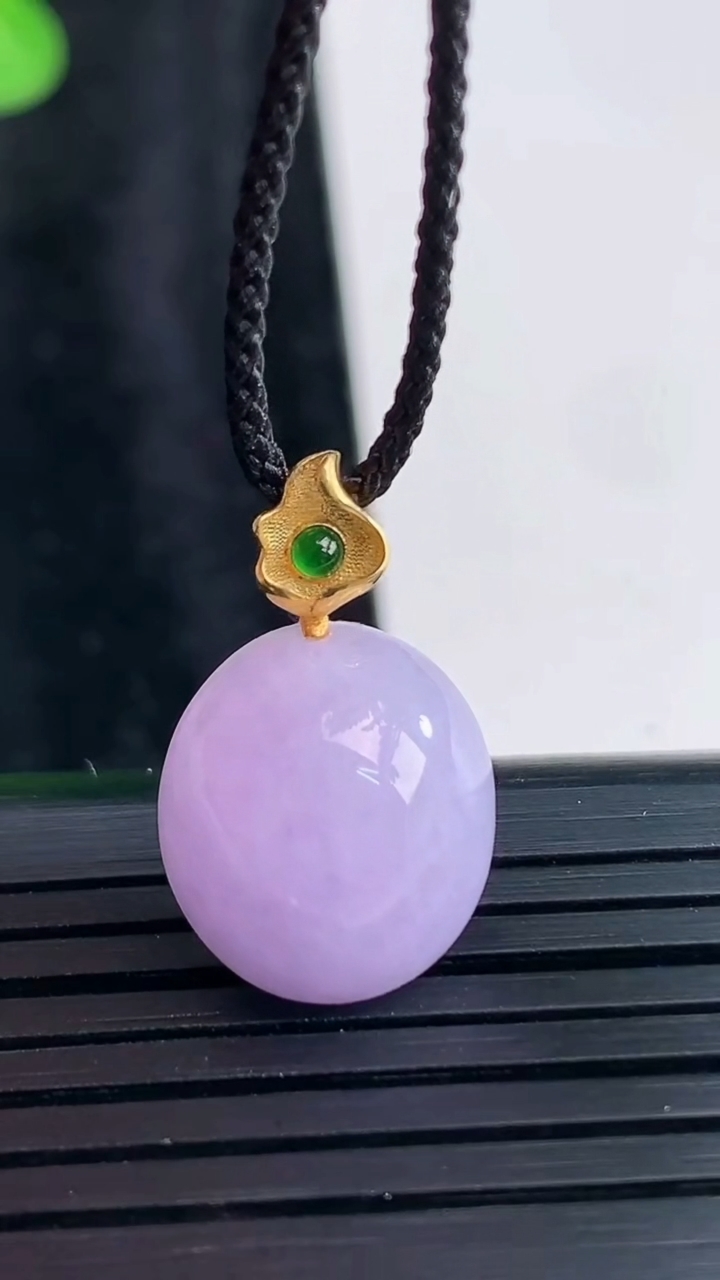 天然A货翡翠18k金紫罗兰蛋面吊坠，尺寸14-13-8.5重量:2.72g
3月30日