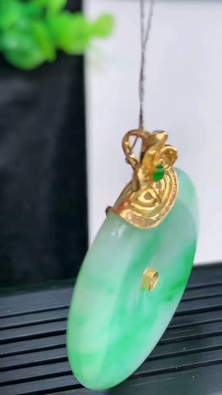 天然A货翡翠平安扣吊坠，尺寸32.5-5.5重量:13.40g
3月30日