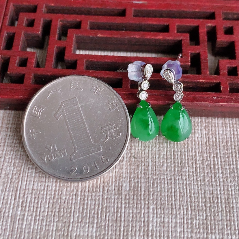 天然A货翡翠18K金镶嵌飘阳绿水滴耳坠 
尺寸9.3-7-4mm 重量2.13g 0329