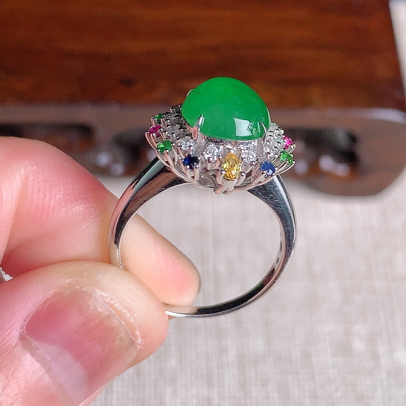 天然A货翡翠18K金伴钻镶嵌阳绿蛋面戒指 圈口16.8裸石
尺寸9.2-8.2mm 重量4.04g 