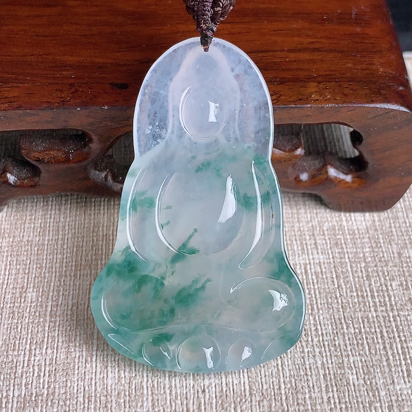 天然A货翡翠飘花观音吊坠 
尺寸50.3-31.8-5.8mm 重量19.05g 0329