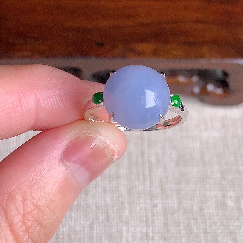 天然A货翡翠18K金镶嵌紫罗兰蛋面戒指 圈口17.4裸石
尺寸11mm 重量2.50g 0329