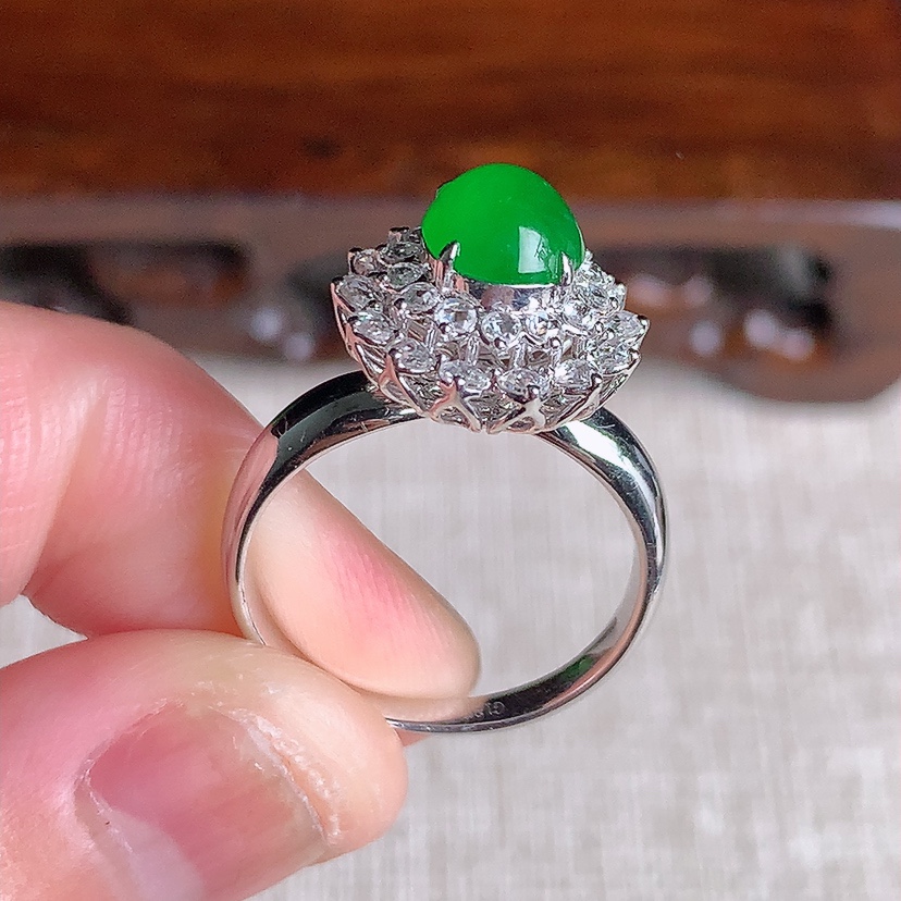 天然A货翡翠18K金伴钻镶嵌阳绿蛋面戒指 圈口17.4裸石
尺寸7-6.4mm 重量3.90g 03