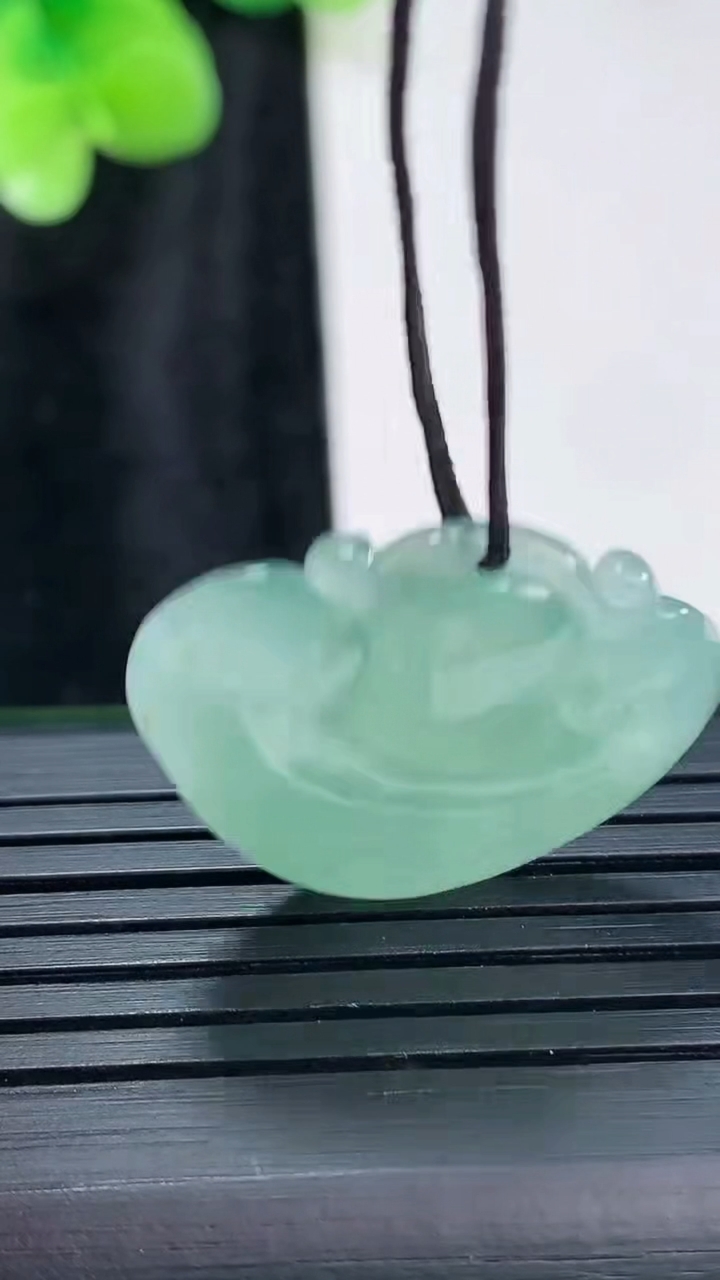 天然A货翡翠如意头吊坠，尺寸22-25-4.5重量:4.36g
3月30日