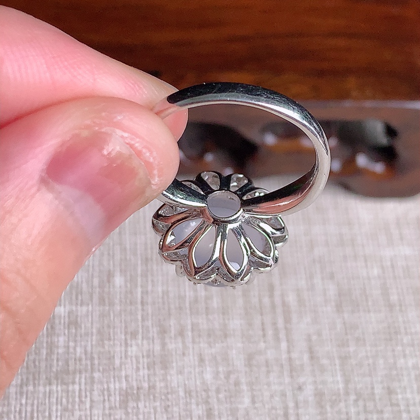 天然A货翡翠18K金伴钻镶嵌白冰白月光蛋面戒指 圈口17.6裸石
尺寸10.5mm 重量5.00g 0329