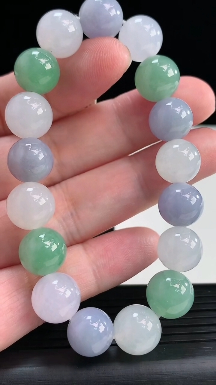 天然A货翡翠双彩春带彩圆珠手串，尺寸12重量:46.21g3月30日
工厂直销收藏佳品,种好水足，色泽均匀，有种有色，上手高大气！