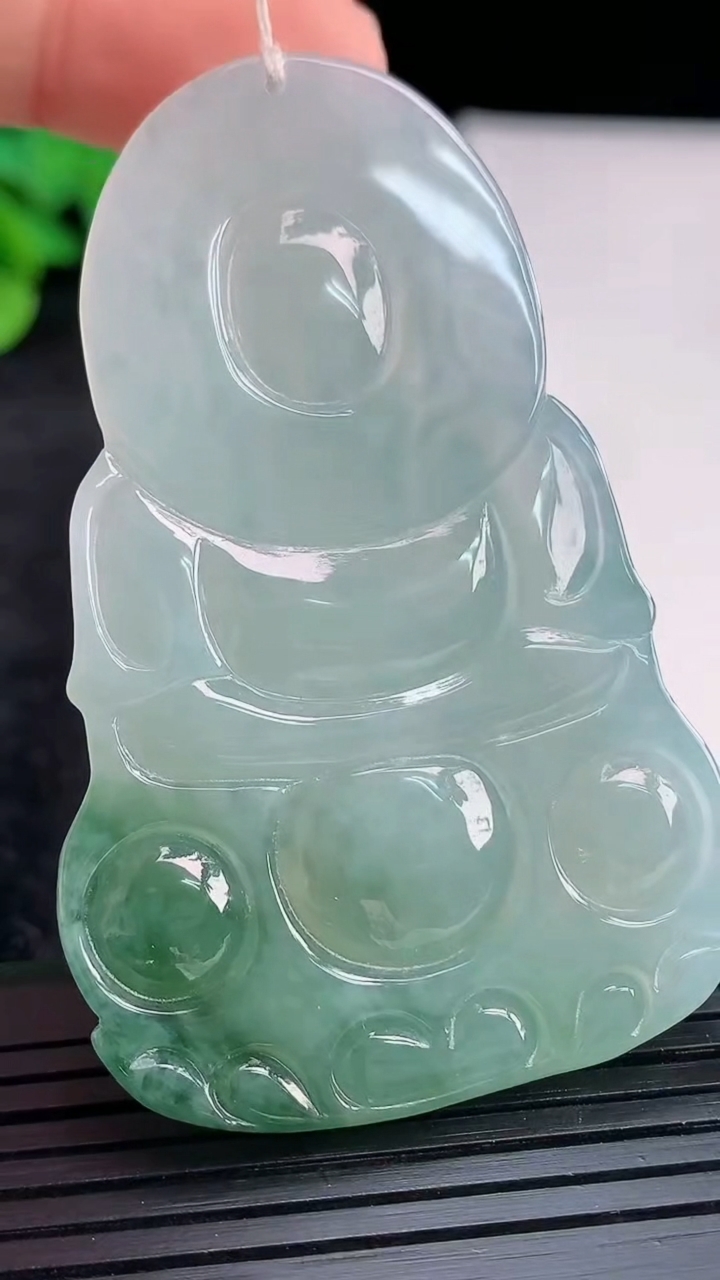 天然A货翡翠冰种飘花正装观音吊坠，尺寸60.5-38.6-5.6重量:25.98g
3月30日