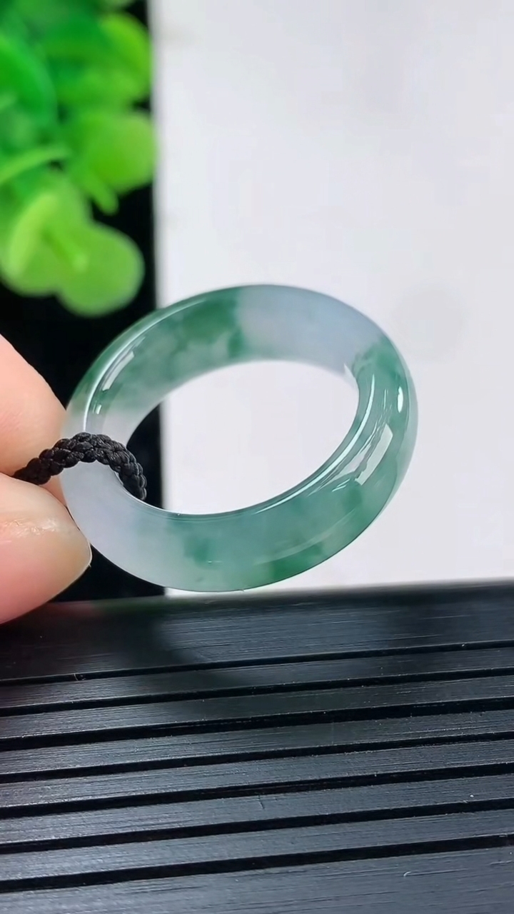 天然A货翡翠冰种飘花指环戒指尺寸18.8-7.2-4重量:5.54g2026年3月30日
工厂直销收藏佳品,种好水足，色泽均匀，有种有色，上手高大气！