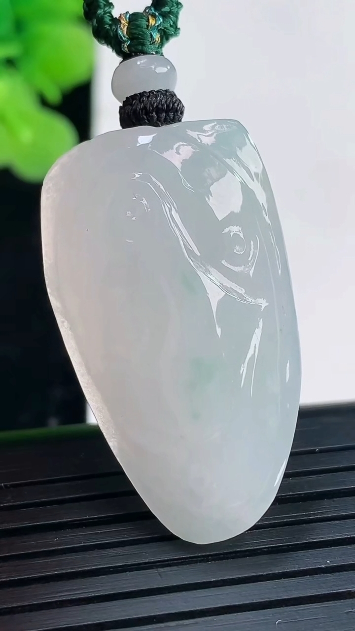 天然A货翡翠飘花原石吊坠尺寸34.2-19.6-8重量:10.81g
3月30日