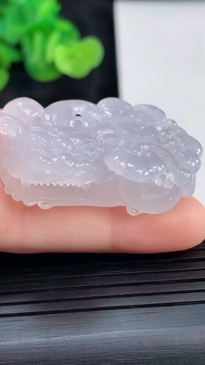 天然A货翡翠霸王貔貅吊坠，尺寸40.5-20-12重量:22.25g
3月30日