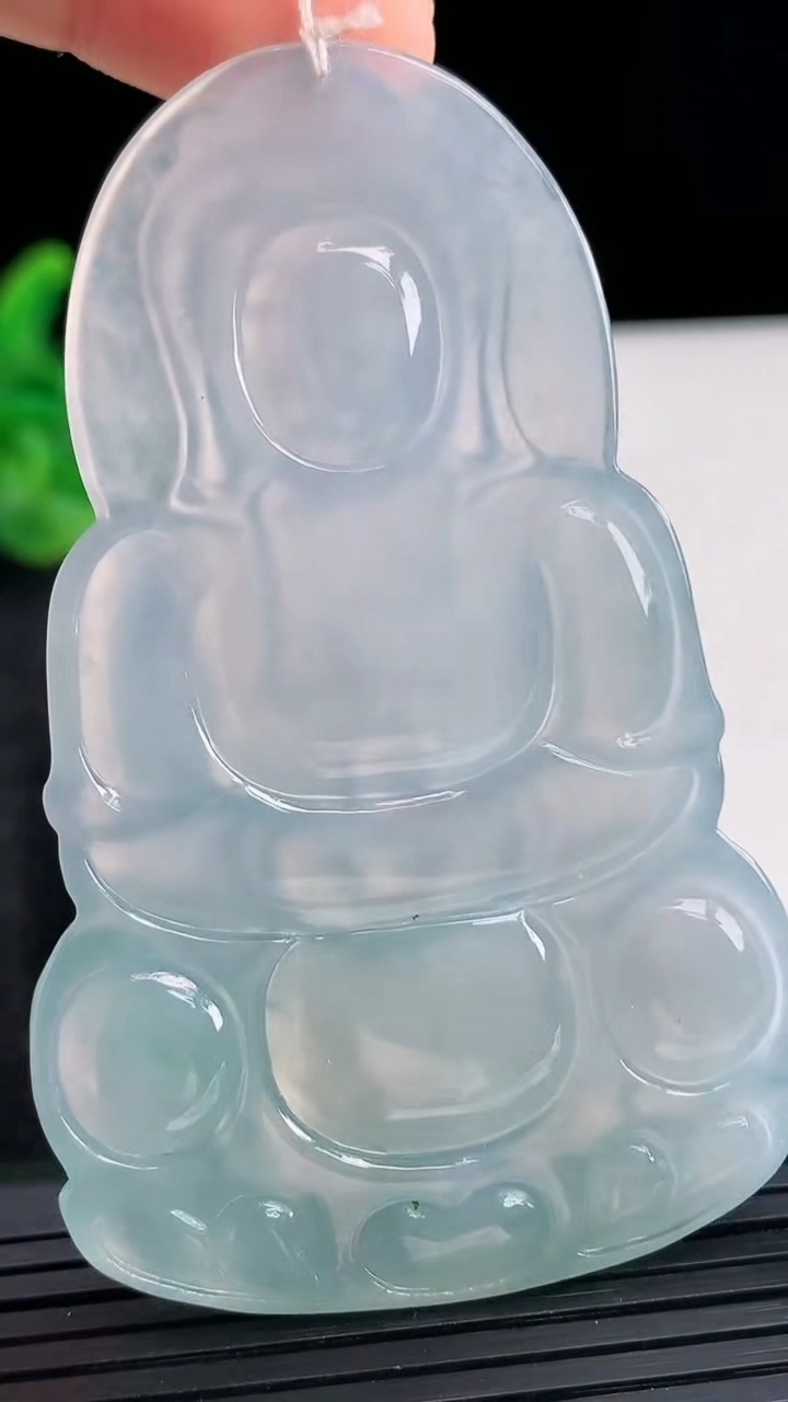 天然A货翡翠种紫罗兰正装观音吊坠，尺寸71-44-6重量:33.80g
3月30日