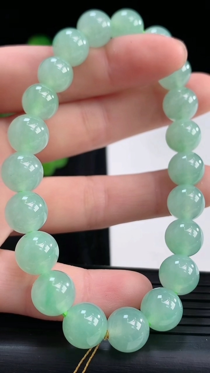 天然A货翡翠圆珠手串，尺寸9.5重量:31.23g3月30日
工厂直销收藏佳品,种好水足，色泽均匀，