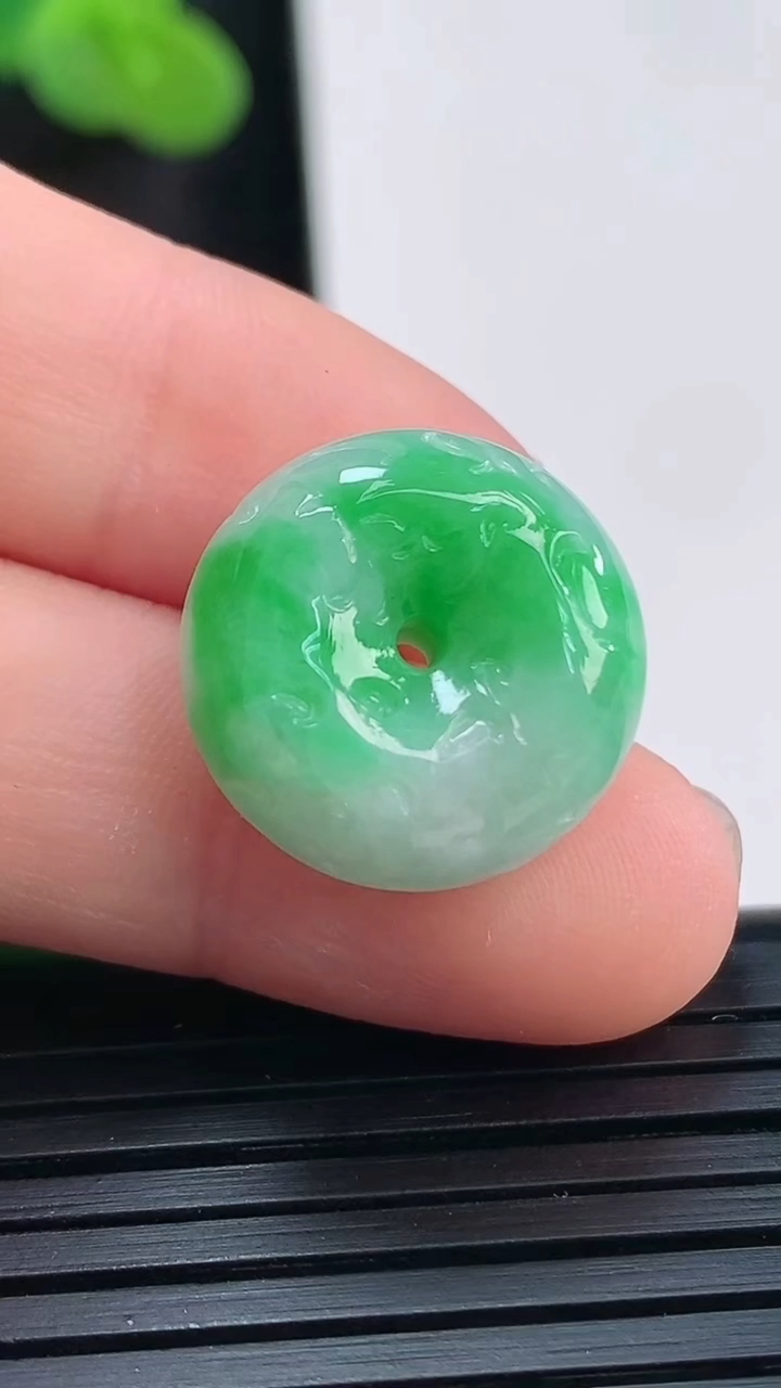 天然A货翡翠雕花平安扣吊坠，尺寸16.6-8.2重量:4.78g
3月30日